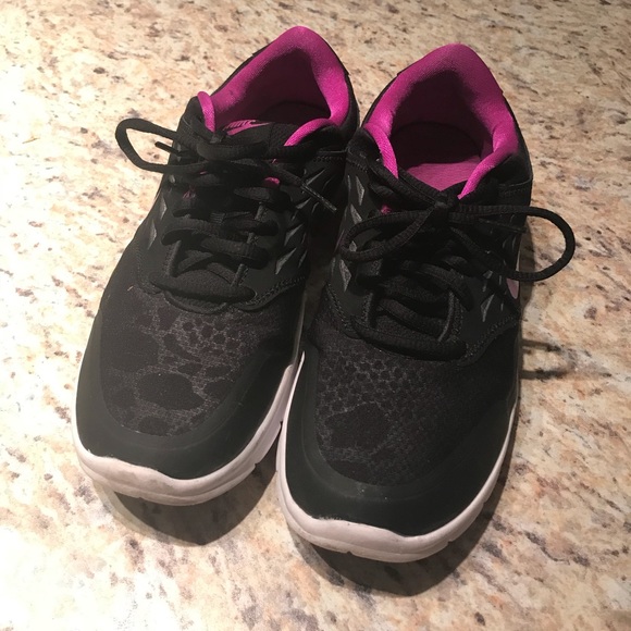 Nike shoes 8.5 - Picture 2 of 3